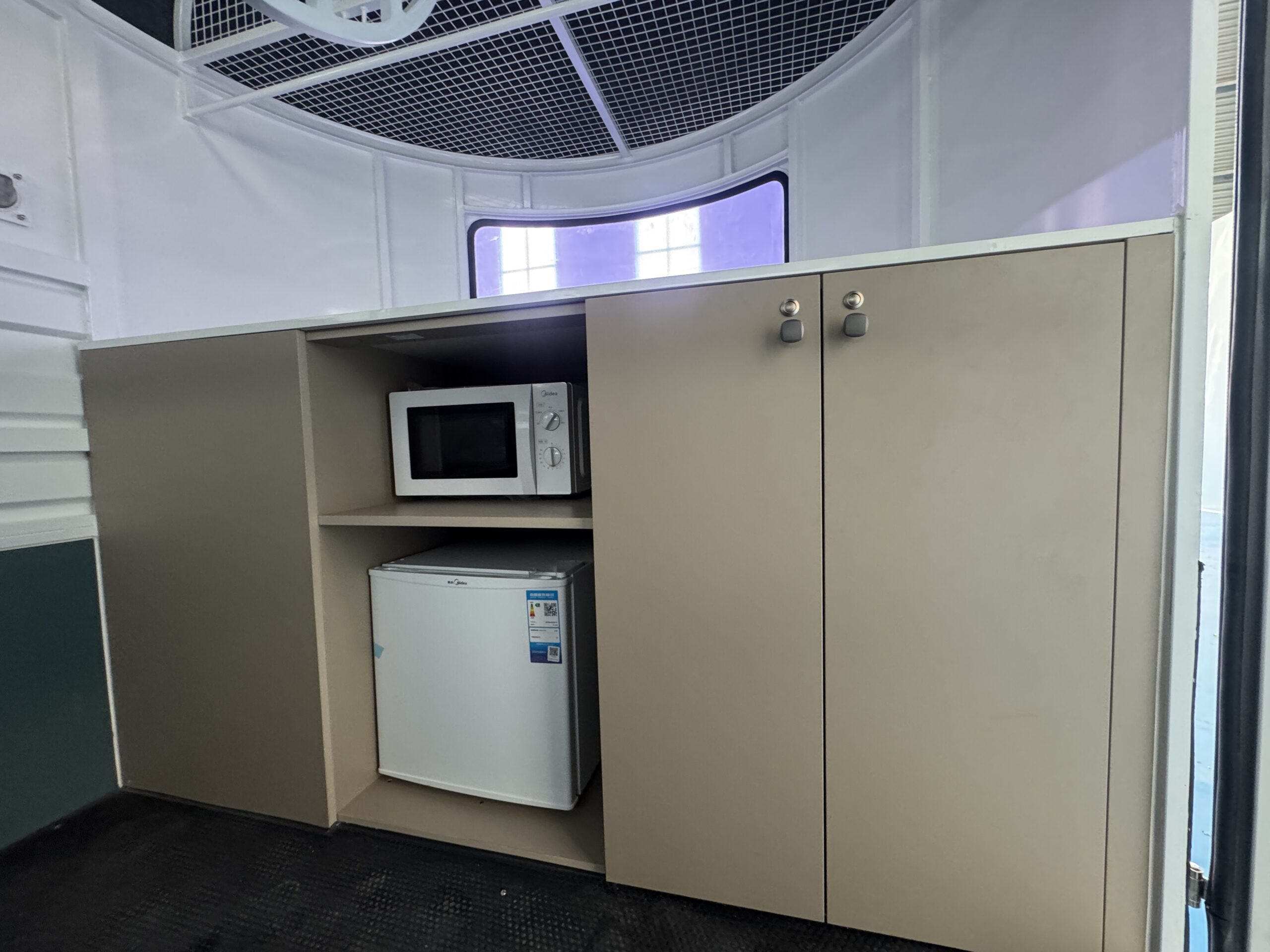 2 HORSE STRAIGHT LOAD WITH BASIC LIVING - Image 8