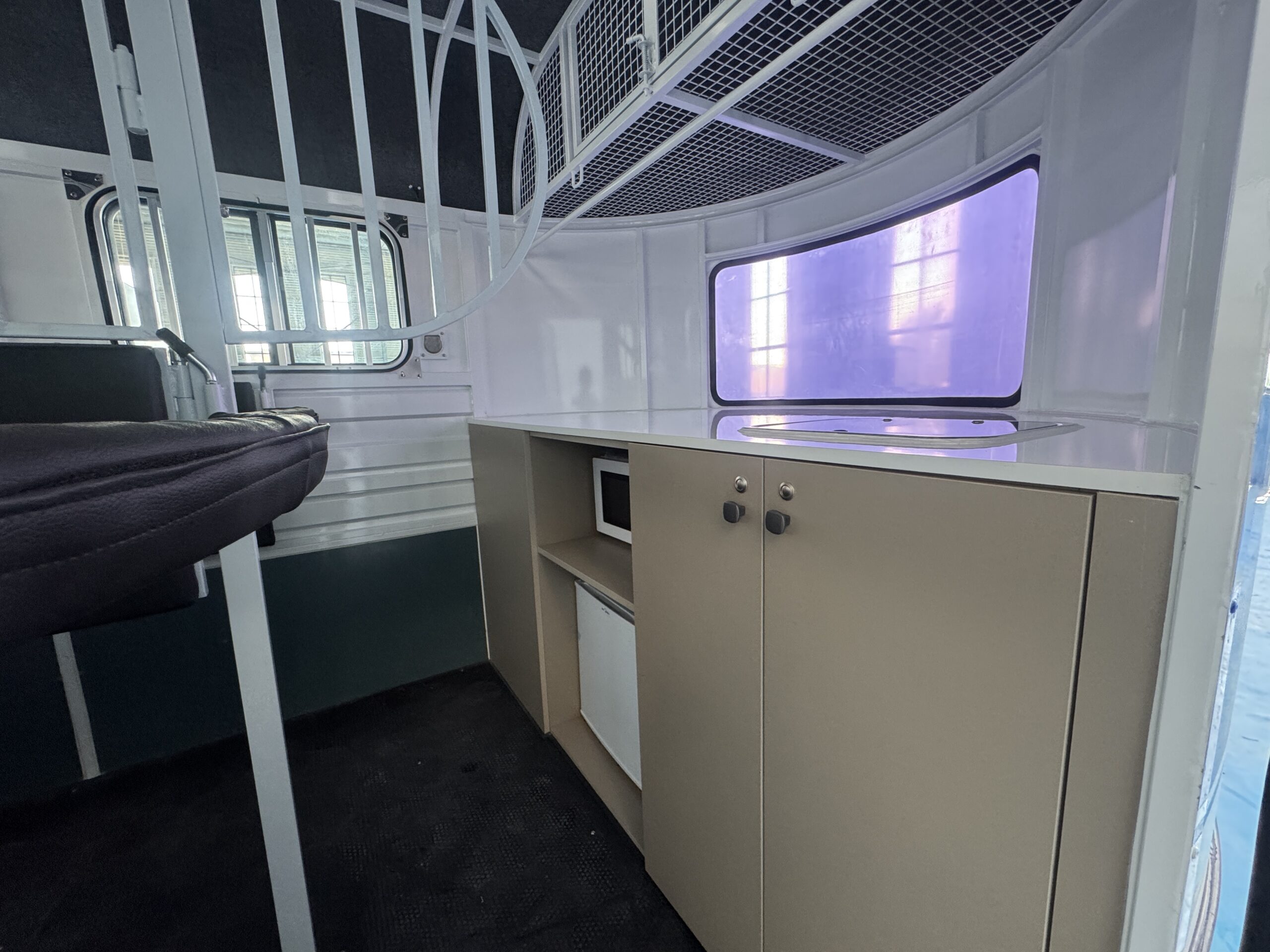 2 HORSE STRAIGHT LOAD WITH BASIC LIVING - Image 9