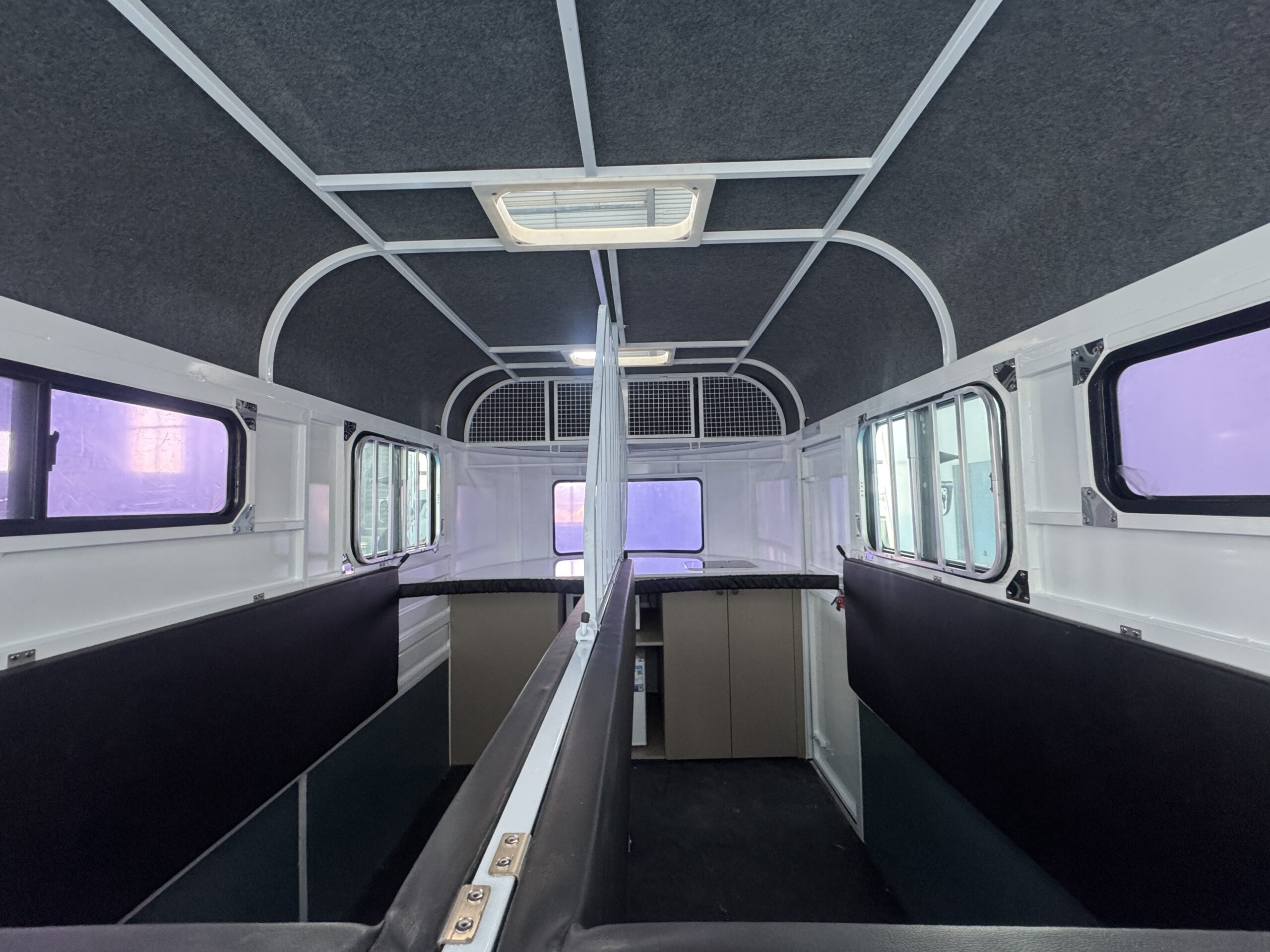 2 HORSE STRAIGHT LOAD WITH BASIC LIVING - Image 7